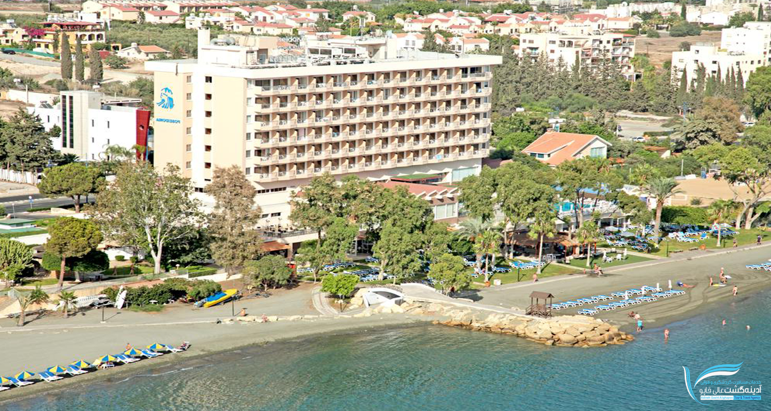 Poseidonia Beach Hotel 0