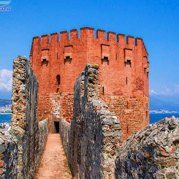 narrow-path-to-the-red-tower-in-alanya-sun-travels